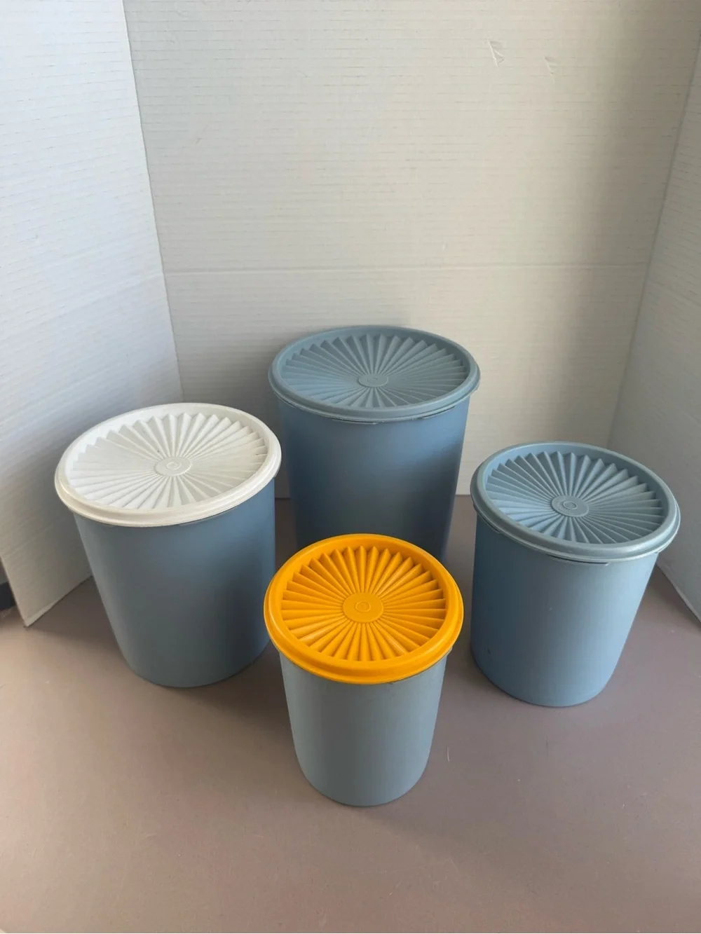Tupperware set canisters